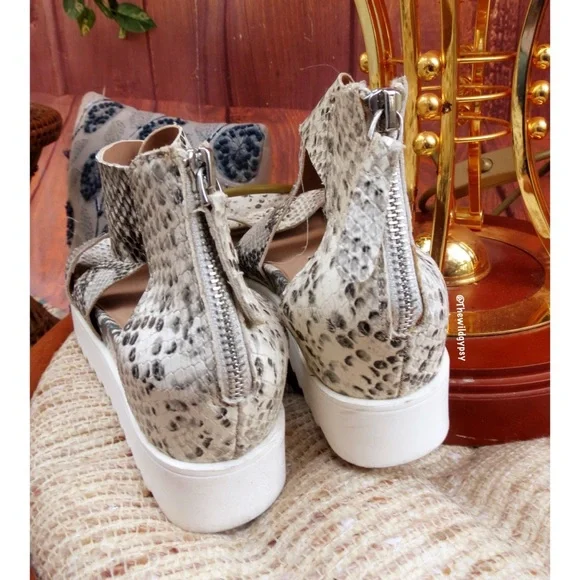 Steve Madden snakeskin wedge sandals 🍃 - Picture 4 of 5